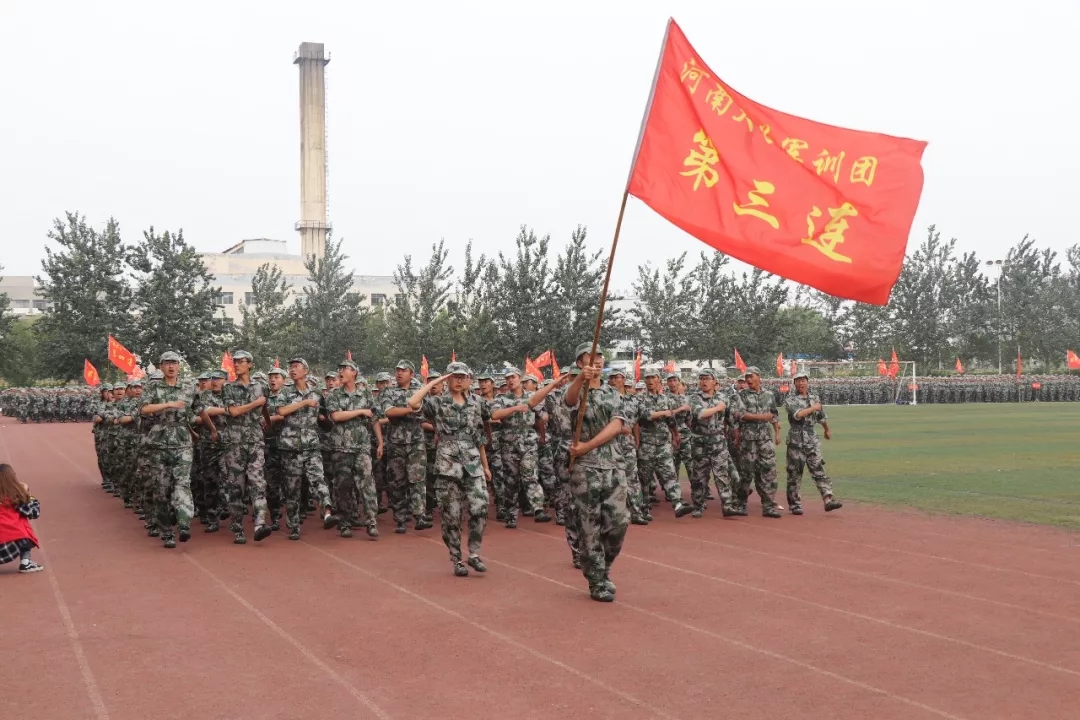 大会在雄壮的国歌中拉开帷幕,校长宋纯鹏教授在军训团总指挥郄希发